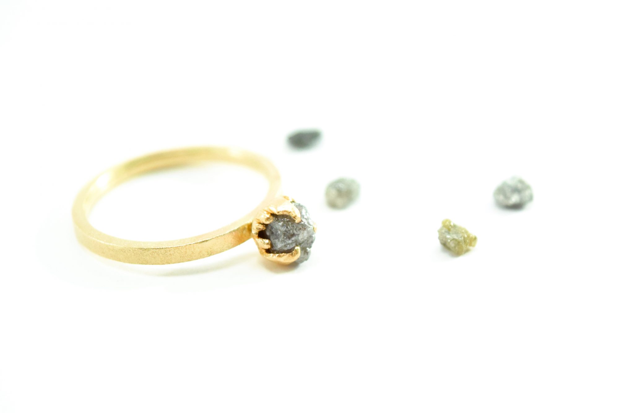 Guld ring med rådiamant