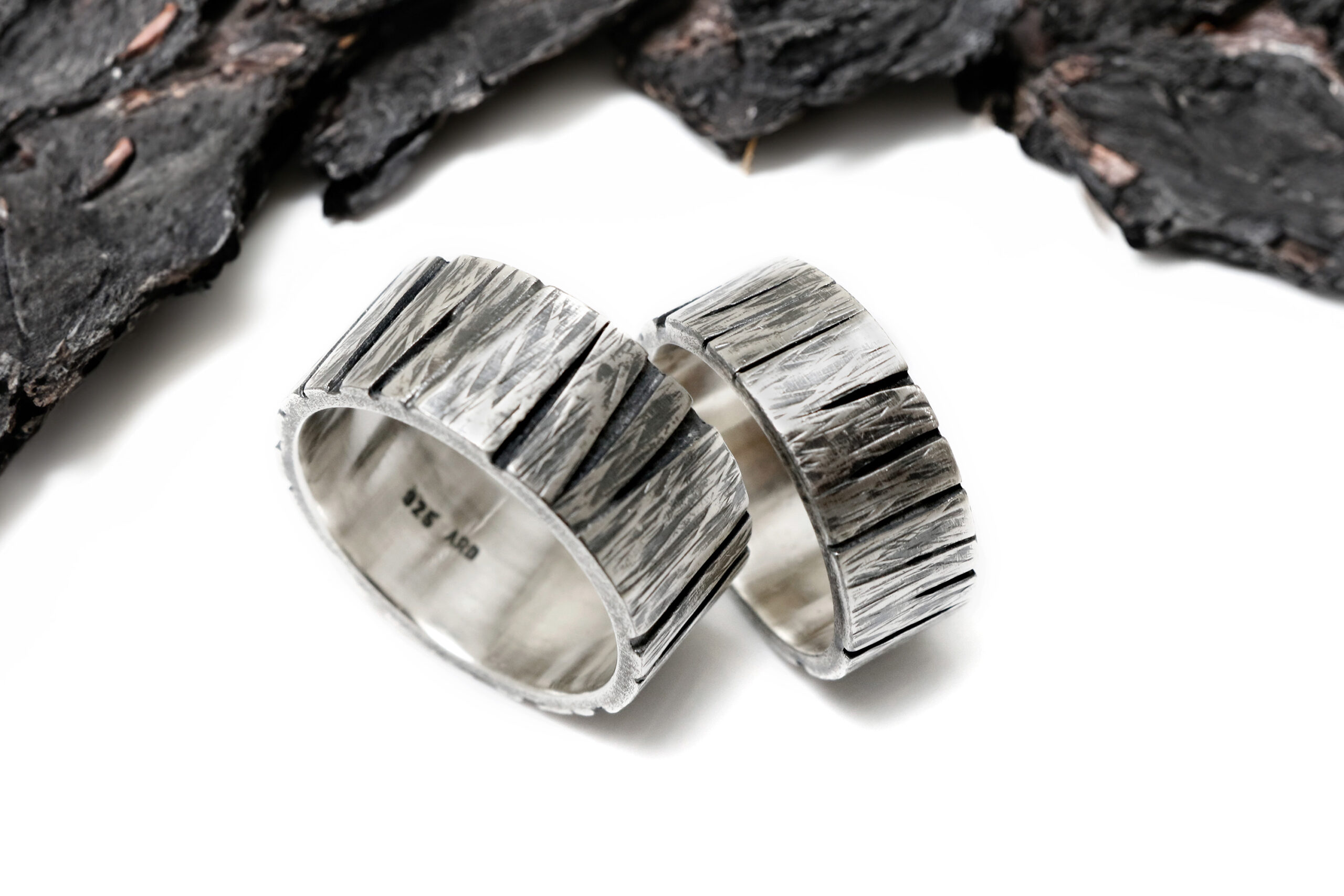 Vielsesringe i Fyrretræs look